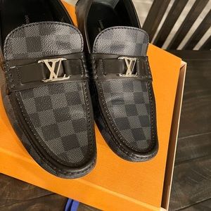 Pretty good conditions size 6.1/2 in Lv size fits 8 in regular shoes
